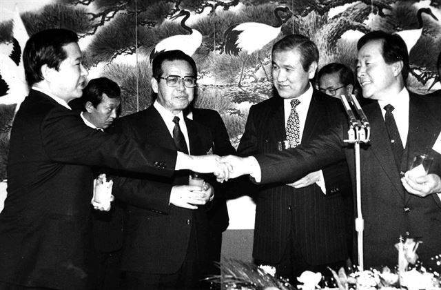 1990년 1월 5일 서울 세종홀에서 열린 대한상의 주최 신년하례회에서 당시 노태우 대통령과 김영삼 민주당 총재,김대중 평민당 총재,김종필 공화당 총재가 환담하는 모습. 연합뉴스