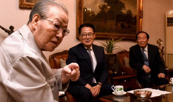 지난 2016년 김종필 전 국무총리의 자택을 방문한 박지원 의원.[국회사진기자단]