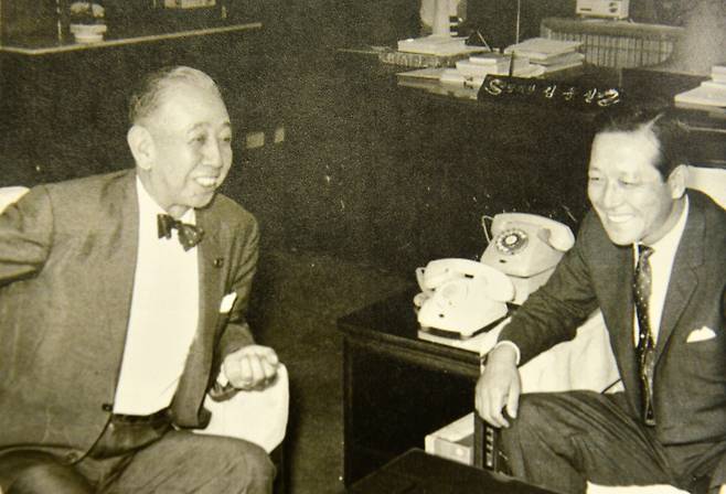 김종필 전 국무총리가 1966년 9월1일 제2회 아시아국회의원연맹(APU) 서울총회 참석을 위해 일본 의원단 20명을 인솔하고 방한한 기시 전 일본 총리를 공화당 당의장실에서 면담했다.사진=운정재단/뉴스1