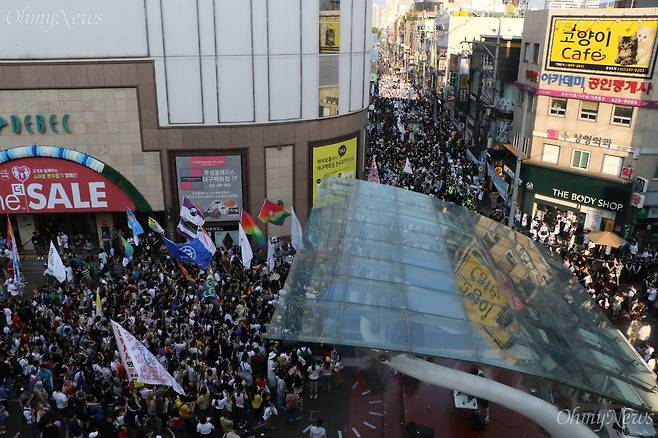23일 오후 대구퀴어문화축제가 열린 동성로 일대에는 참가자들과 이를 방해하려는 기독교단체 회원들이 거리를 가득 메웠다. ⓒ조정훈