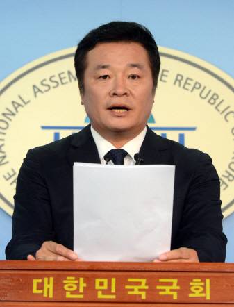 국민의당 김철근 대변인이 24일 오후 서울 여의도 국회 정론관에서 자유한국당 정진석 의원의 고 노무현 전 대통령에 대한 막말과 박원순 서울시장의 정치보복 발언 관련 논평하고 있다(사진=뉴시스).