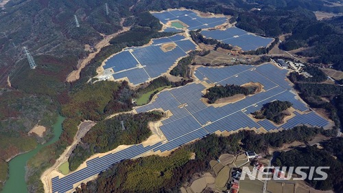 【서울=뉴시스】LG CNS가 일본 야마구치현 미네시에 27홀 규모 폐 골프장을 활용해 축구장 200개 크기인 43만평(약 142만m2) 규모 태양광 발전소를 구축했다고 31일 밝혔다. 현지 태양광 발전소 모습. 2018.05.31 (사진 = LG CNS 제공) photo@newsis.com
