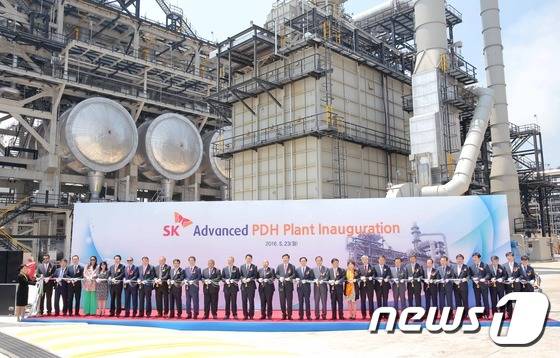 23일 오전 울산시 남구 SK 어드밴스드 공장에서 열린 울산공장 준공식에 참석한 내빈들이 테이프컷팅식을 하고 있다. (산업통상자원부 제공0 2016.5.23/뉴스1 © News1 조현아 인턴기자