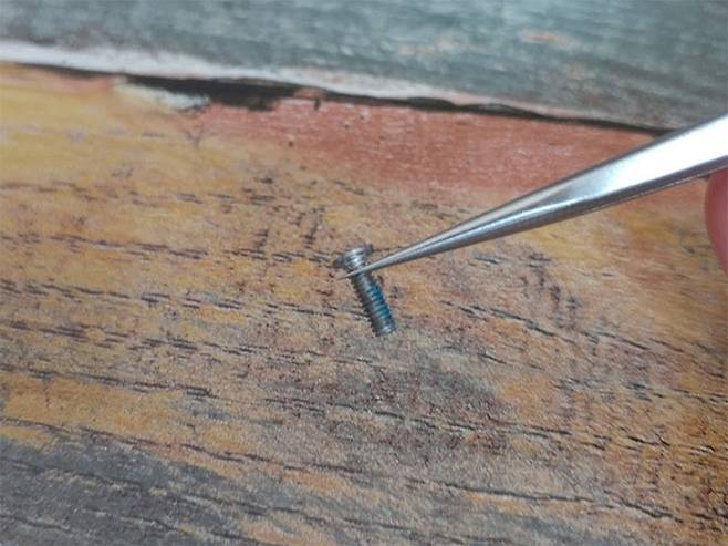 기본 구성품인 핀셋은 안쪽으로 굴러 들어간 나사를 빼는 데도 유용하다