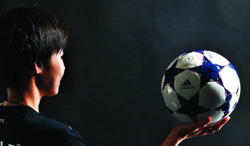 축구 에세이 ‘우아하고 호쾌한 여자 축구’를 낸 김혼비씨가 최근 서울 여의도 국민일보 본사에서 한 손에 축구공을 든 채 앞을 바라보고 있다. 10년 넘게 회사를 다닌 직장인인 김씨는 “제 시간의 60%는 직장에 묶여 있지만 제 기쁨의 60%는 축구에서 나온다”고 말했다. 김지훈 기자