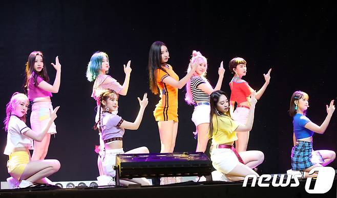 걸그룹 모모랜드가 26일 오후 서울 용산구 블루스퀘어에서 열린 4집 미니 앨범 '펀 투 더 월드(Fun to the world)' 쇼케이스에 참석해 신곡을 선보이고 있다. 이번 앨범에는 타이틀곡 '배엠(BAAM)'을 비롯해 ‘베리베리’ ‘빙고게임’ ‘온리 원 유(Only one you)’ 등이 수록돼 있다. 2018.6.26./뉴스1 © News1 권현진 기자