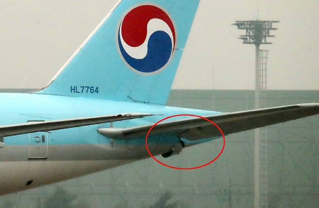 대한항공과 아시아나항공 여객기가 26일 김포공항 주기장에서 부딪치는 사고가 발생했다. 사고 당시 여객기에는 탑승객은 없었으며 기체 일부가 손상된 것으로 전해졌다.   연합뉴스