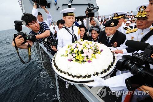 2017년 대한해협해전 전승행사 해상 헌화 [연합뉴스 자료사진]