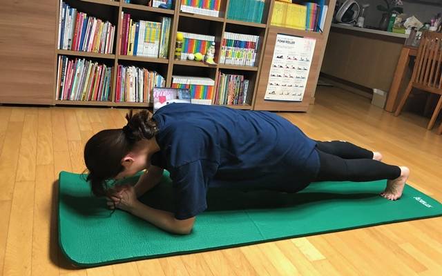 전정윤 기자가 6월20일 집에서 유튜브 홈트레이닝 콘텐츠 ‘다노티비’를 보며 플랭크 동작을 따라 하고 있다.