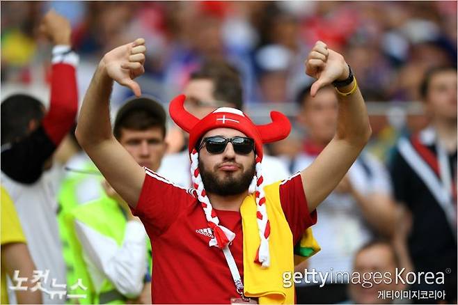 덴마크를 응원하는 한 팬이 27일 러시아 모스크바 루즈니키 스타디움에서 끝난 덴마크와 프랑스의 경기를 보며 양팀 선수들에게 야유를 보내고 있다 (사진=노컷뉴스/gettyimages)