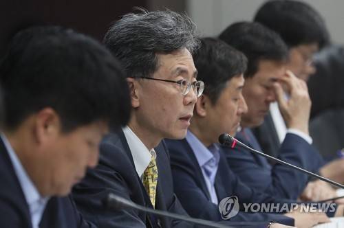 모두발언하는 김현종 통상교섭본부장 (서울=연합뉴스) 이지은 기자 = 김현종 통상교섭본부장(왼쪽 두번째)이 26일 오후 서울 중구 한국무역보험공사에서 열린 민관합동 수출투자대책회의에서 모두발언을 하고 있다. 김 본부장은 모두발언에서 일부 월별 등락이 있었지만 1∼5월 누적 수출이 작년 동기 대비 8.2% 증가해 사상 최대 실적을 기록하는 등 연말까지 수출 증가세가 유지될 것으로 보인다고 밝혔다. 2018.6.26      jieunlee@yna.co.kr