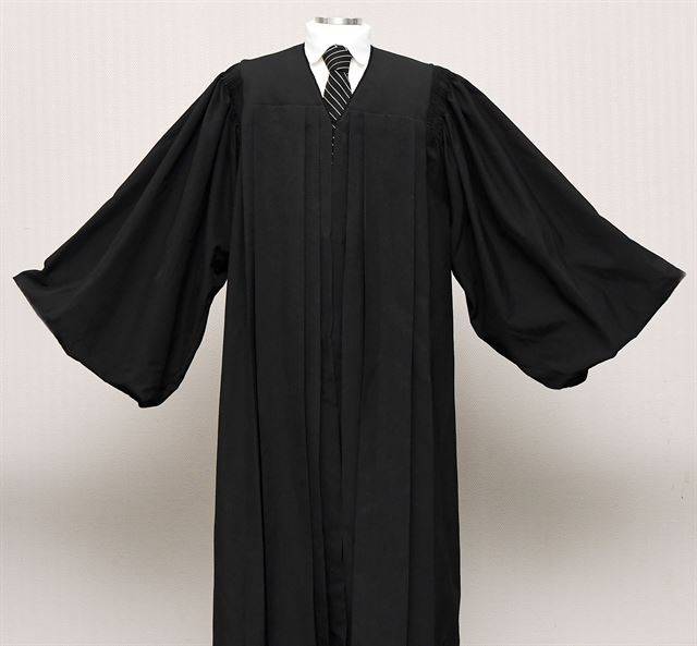 [법복의 변천: 1966~1998년] 미국의 법복을 차용한 디자인으로 무궁화와 법모를 없애는 대신 넥타이를 착용하기 시작했다.