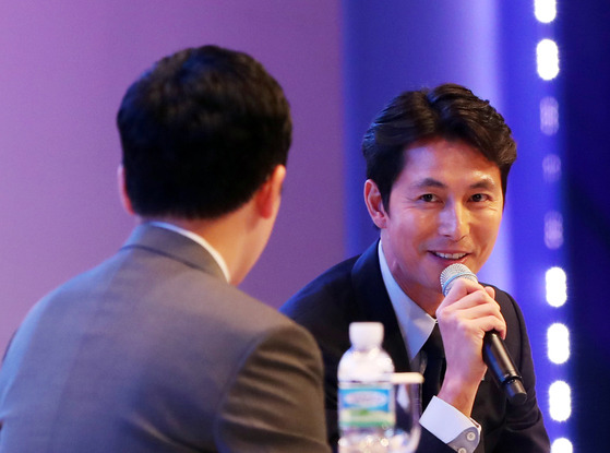 유엔난민기구 친선대사인 배우 정우성씨가 26일 제주도 서귀포시 제주국제컨벤션센터(ICC)에서 열린 ‘제주포럼’ 특별세션(길 위의 사람들)에서 난민에 대한 이해를 촉구하고 있다. [김경록 기자]