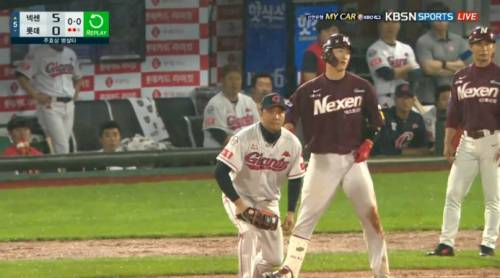 넥센의 주효상이 5회 무사 1,2루 상황에서 빠른 경기 진행을 위해 '고의 병살'을&nbsp; 당했다는 의혹을 받고 있다. 사진=KBSN