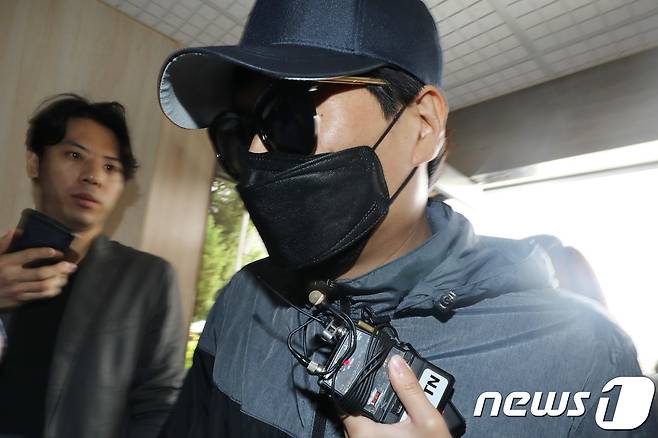 유명 유튜버 양예원씨와 배우 지망생 이소윤씨에게 노출사진을 강요하고 성추행을 한 의혹을 받는 촬영 동호인 모집책 최모씨(45). 2018.5.22/뉴스1 © News1 임세영 기자