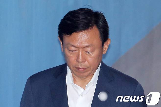 신동빈 롯데그룹 회장이 25일 오후 서울 서초동 서울고법에서 열린 '경영 비리' 관련 특정경제범죄 가중처벌법상 횡령 등 항소심 5회 공판에 출석하고 있다. 2018.6.25/뉴스1 © News1 박지수 기자