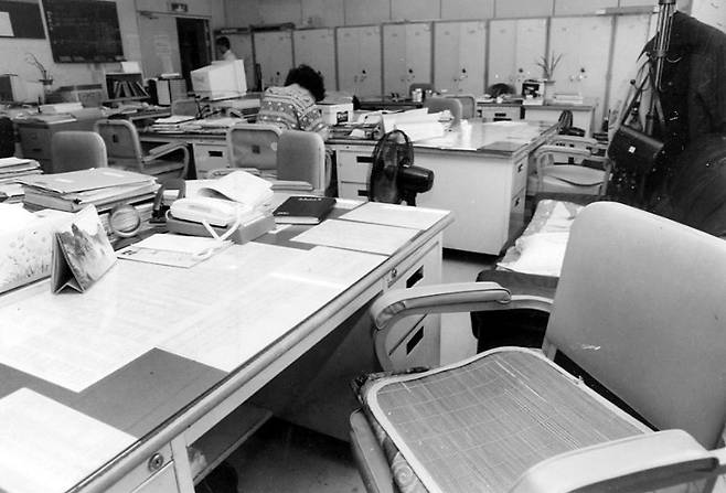 서울 서초구청 건축1계 사무실. 삼풍백화점 인허가를 둘러싸고 유착 의혹을 받고 있는 직원들이 모두 행방을 감추는 바람에 자리가 텅 비어 있다. <한겨레> 자료 사진.