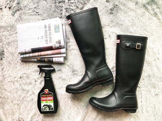 신문지는 레인부츠 관리에 꼭 필요한 물건! 세차할 때 사용하는 차량용 타이어 광택제는 허옇게 변한 레인부츠의 제 색을 찾아주는 데 탁월한 효과를 발휘한다.