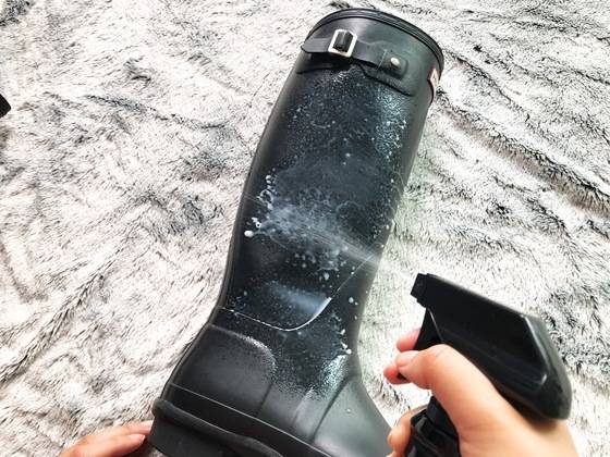 표면을 마른걸레로 닦은 후 타이어 광택제를 골고루 뿌린다.