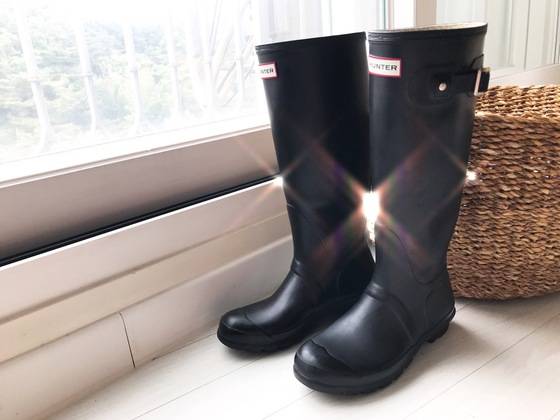 레인부츠가 원래 색을 찾았을 뿐아니라 반짝이는 광택도 난다.