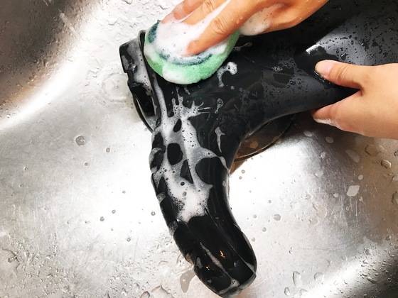 겉에 묻은 오염물질은 중성세제를 스펀지에 묻혀 닦은 뒤 물로 헹궈낸다.