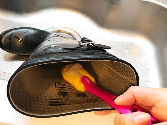 부츠 속은 긴 솔을 이용해 중성세제로 닦고 물로 거품이 안 날 때까지 충분히 헹군다.