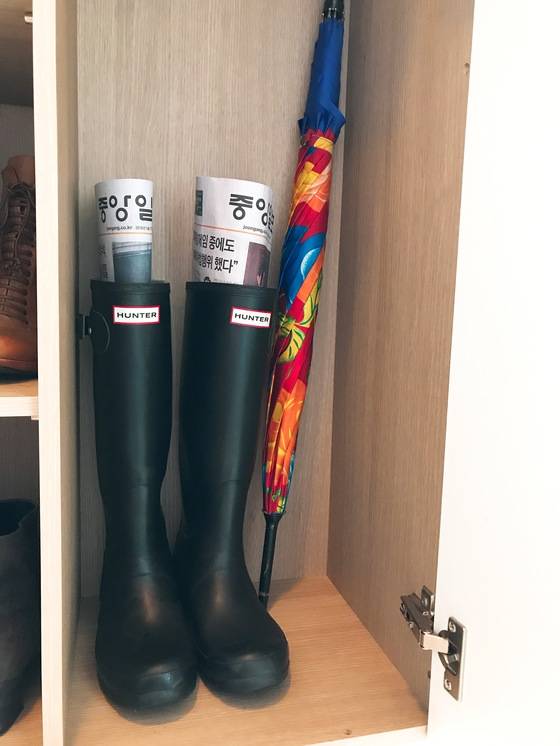 다른 신발과 닿지 않도록 신발장이나 박스에 넣어 둔다.