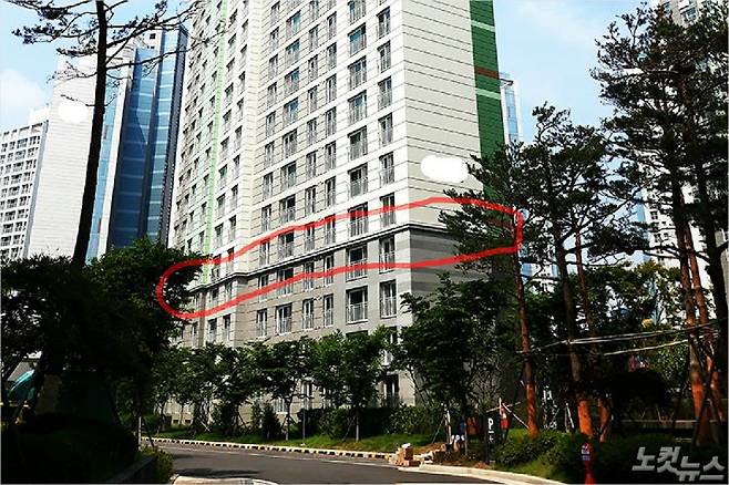 EPS 몰딩으로 처리된 것으로 추정되는 아파트 외벽(붉은색 표시). 몰딩을 따라 전 세대가 이어져 있어 화재시 불길의 통로가 될 수 있다.