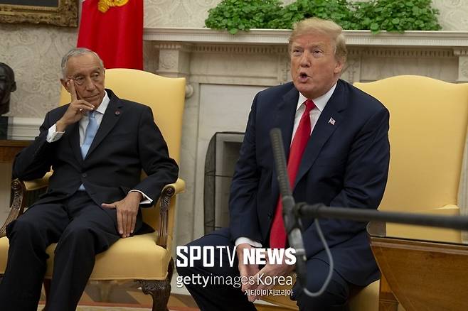 ▲ 미국-포르투갈 정상회담에 나선 도널드 트럼프 대통령과 마르셀루 헤벨루 지 소자 대통령(오른쪽부터). 트럼프 대통령은 이날 크리스티아누 호날두를 크리스찬이라 잘못 불렀다.