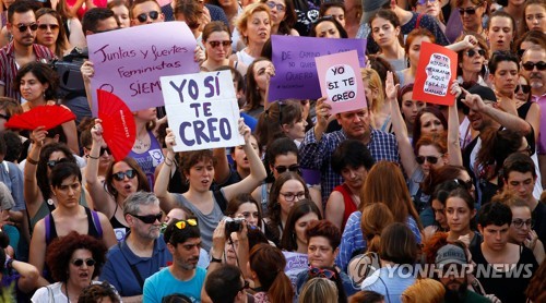 스페인 여성들 성폭행범 판결 항의 시위 [로이터=연합뉴스]