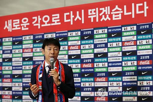 신태용, '새로운 각오로..' (영종도=연합뉴스) 이지은 기자 = 2018 러시아 월드컵 대한민국 대표팀 선수들이 29일 오후 인천공항을 통해 귀국, 신태용 감독이 취재진의 질문에 답하고 있다.      대표팀은 이번 월드컵 조별 리그에서 1승2패로 16강 진출에는 실패했으나 세계랭킹 1위인 독일을 격파해 유종의 미를 거뒀다. 2018.6.29      jieunlee@yna.co.kr