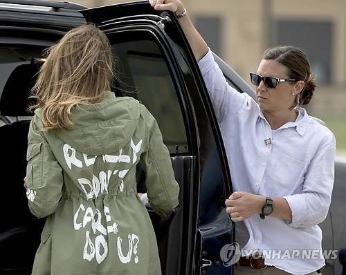 멜라니아 '재킷' 논란…아동격리시설 가면서 '난 상관안해' 문구 (워싱턴 AP=연합뉴스) 도널드 트럼프 미국 대통령의 부인 멜라니아 여사(왼쪽)가 21일(현지시간) '난 정말 상관 안 해, 너는?'(I REALLY DON'T CARE, DO U?)이라는 문구가 쓰인 재킷을 입고 텍사스 주 멕시코 접경지역인 맥앨런에 있는 이민자 아동 수용시설을 전격 방문한 후 메릴랜드 주 앤드루스 공군기지에 도착해 차량에 탑승하고 있다. 멜라니아 여사의 이번 방문은 불법 이민자 부모-아동 격리 수용 문제에 대한 그의 깊은 관심 때문이라고 그의 대변인이 밝혔다. 그러나 멜라니아 여사가 이날 입은 재킷은 이와 상반된 메시지를 전달하고 있어 논란이 일고 있다.       lkm@yna.co.kr