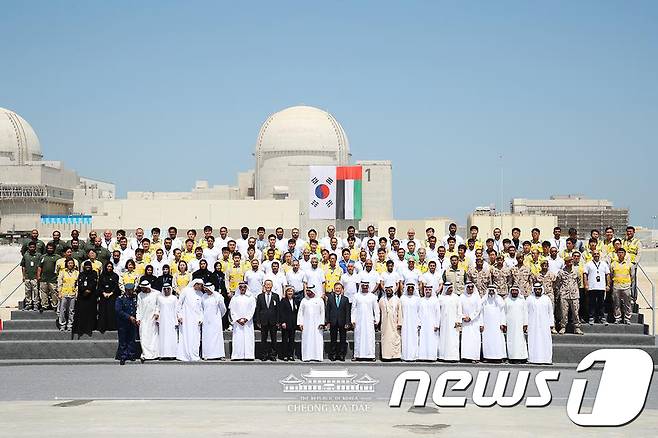 아랍에미리트(UAE)에 수출한 한국형 APR1400 모델 앞에서 지난 3월 27일 국빈 방문한 문재인 대통령과 일행이 기념 촬영을 하고 있는 모습. (청와대 페이스북) 2018.3.27/뉴스1DB