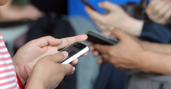 스마트폰으로 인터넷 검색을 하는 모습. 여가 시간에 앉아서 게임이나 인터넷을 2시간 이상 하는 여성은 비만율이 높은 편이었다. [연합뉴스]