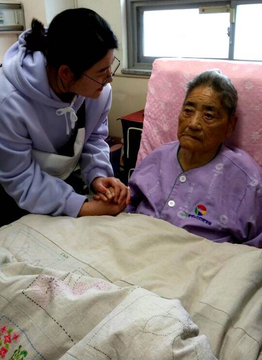 진해여고 학생들이 이불을 만들어 2018년 1월 17일 통영 김복득 할머니를 찾아 전달했다. ⓒ이경희