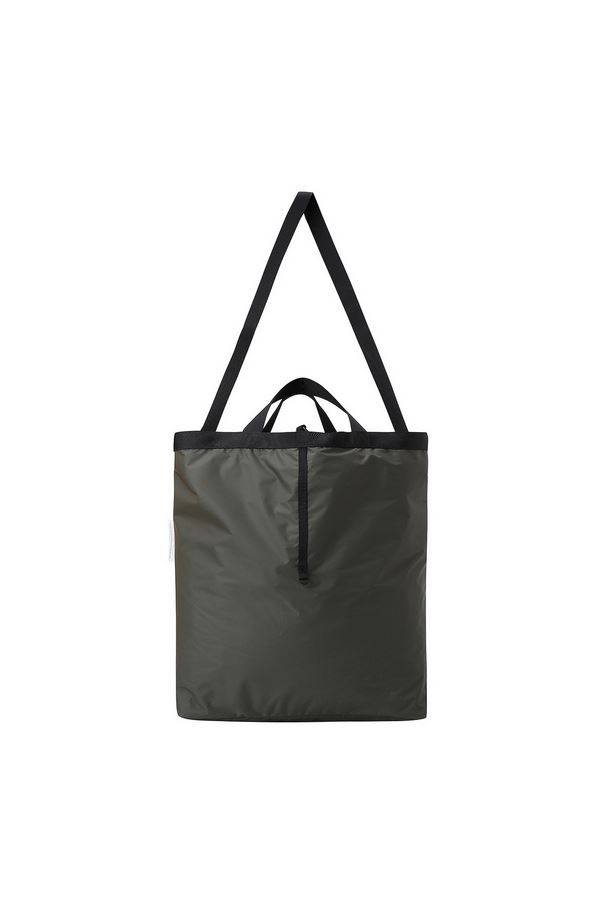 코오링인더스트리FnC의 업사이클링 브랜드 '래코드'가 출시한 점퍼백. 점퍼 몸판 부분을 재활용해 가방으로 만들었다. 코오롱인더스트리FnC 제공