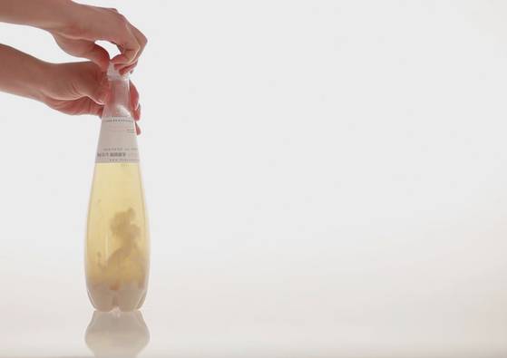 3~5회 두껑을 여닫으며 탄산을 빼는 과정에서 자연히 침전물이 섞인다. [사진 복순도가]