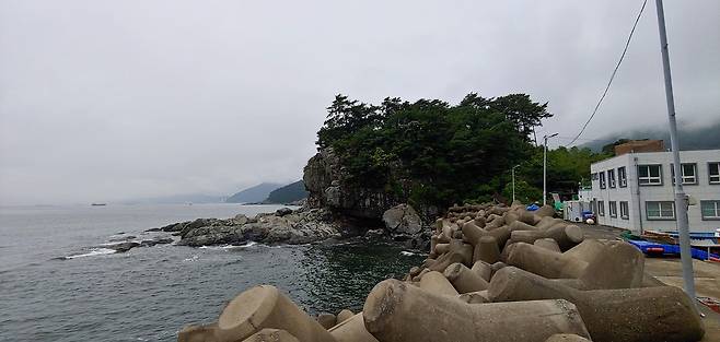 모사금해수욕장 방파제에서 바라본 개구리 바위 모습 ⓒ심명남