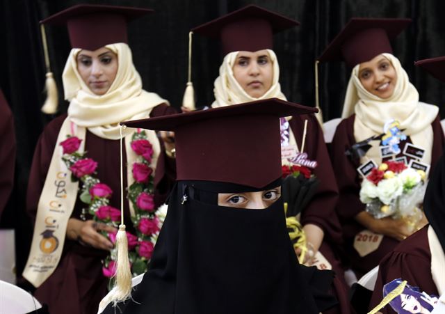 예멘 사나에서 2일(현지시간)  예멘 대학교 졸업식이 열리고 있다. 보도에 따르면, 예메의 문맹률은 남자 70%, 여자 30%로 나타났고, 2015년 3월부터 시작된 내전으로 인해 교육의 기회가 더욱 떨어지고 있다. EPA 연합뉴스