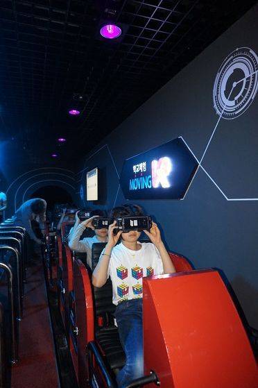 지난달 29일 대구 북구 산격동의 대구교육박물관을 찾은 상인중학교 학생들이 VR체험을 하고 있다. [사진 대구교육박물관]