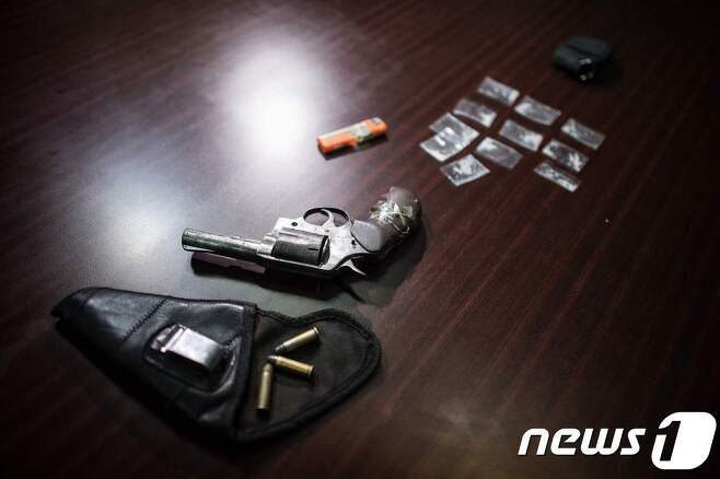 필리핀에서 검거된 한 마약상이 보유하고 있던 총기의 모습 <자료사진> © AFP=뉴스1
