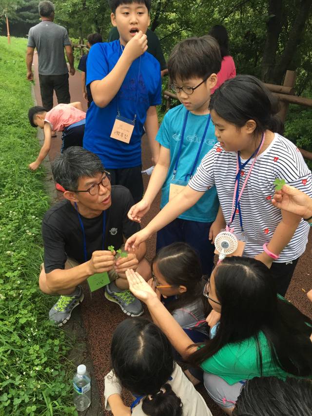 지난해 열린 권태응어린이시인학교에 참가한 어린이들과 이안 시인(왼쪽 아래)이 이야기를 나누고 있다. 이안 시인 제공.