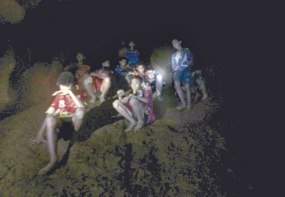 지난달 23일 태국 치앙라이주의 한 동굴에서 실종된 소년축구단 13명이 모두 생존해 있는 영상이 3일 태국 해군에 의해 공개됐다. 소년축구단은 훈련 후 동굴관광에 나섰다가 연락이 끊겼다. [EPA=연합뉴스]