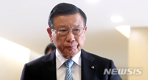 【서울=뉴시스】추상철 기자 = 박삼구 금호아시아나그룹 회장이 4일 오후 서울 종로구 금호아시아나그룹 광화문사옥에서 아시아나항공 기내식 대란과 관련한 입장을 밝히기 위해 기자회견장으로 향하고 있다. 2018.07.04. scchoo@newsis.com
