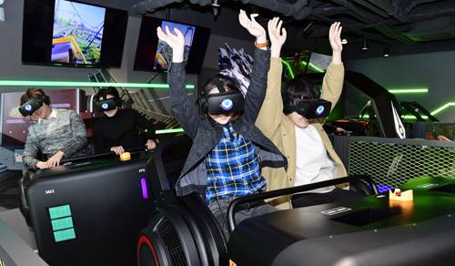 서울 신촌에 위치한 도심형 VR 테마파크 브라이트를 찾은 시민들이 VR 게임을 체험하고 있다. 이재문 기자