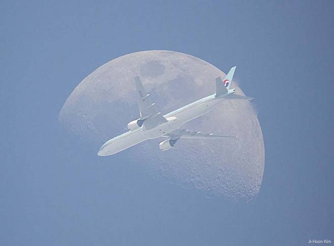 한국인이 찍은 ‘달 앞의 비행기’가 오늘의 천문사진(APOD)에 실렸다.(출처=Ji-Hoon Kim)