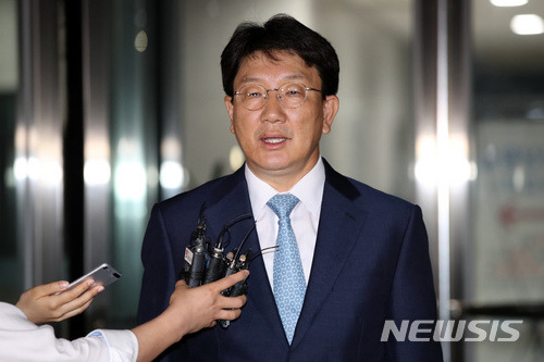 【서울=뉴시스】김선웅 기자 = 강원랜드 채용 부정청탁으로 업무방해, 제3자 뇌물수수, 직권남용 권리행사 방해 혐의와 관련해 구속영장이 기각된 권성동 자유한국당 의원이 5일 오전 서울 도봉구 서울북부지방검찰청에 위치한 강원랜드 채용비리 관련 수사단을 나서며 입장을 밝히고 있다. 2018.07.05. mangusta@newsis.com