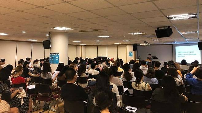 3일 오후, 서울 마포구 합정동 100주년기념교회 교육관에서 한국여성민우회가 주최하는 '미디어씨, 여성혐오 없이는 뭘 못해요?' 시즌 2 첫 강의 '걸그룹 편'이 열렸다. 황효진 칼럼니스트가 강연하고 있는 모습 (사진=한국여성민우회 제공)