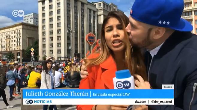 독일 방송 도이체벨레(DW)의 스페인 채널에서 일하는 콜롬비아 리포터 줄리에스 곤사레스 테란이 지난달 15일 러시아 사란스크에서 2018 러시아월드컵 현지 분위기를 전하던 중 남성팬에게 키스를 당했다. 테란과 DW는 명백한 성추행이라는 입장을 밝혔으나 온라인 상에서는 ‘페미니스트의 히스테리’라는 주장이 나오는 등 논쟁이 벌어졌다. 2018.7.5 DW 유튜브 캡처 독일 방송 도이체벨레(DW)의 스페인 채널에서 일하는 콜롬비아 리포터 줄리에스 곤사레스 테란이 지난달 15일 러시아 사란스크에서 2018 러시아월드컵 현지 분위기를 전하던 중 남성팬에게 키스를 당했다. 테란과 DW는 명백한 성추행이라는 입장을 밝혔으나 온라인 상에서는 ‘페미니스트의 히스테리’라는 주장이 나오는 등 논쟁이 벌어졌다. 2018.7.5 DW 유튜브 캡처