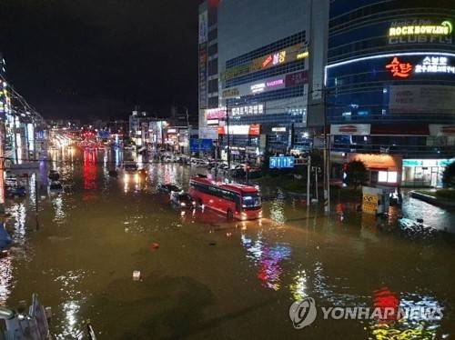 물바다 된 구미시 인동동 (구미=연합뉴스) 4일 밤∼5일 새벽 사이 경북 구미시 인동가산로에 많은 비가 내려 도로가 침수됐다. 인동 하천이 장마 때문에 물로 가득 차 도로의 배수가 안 된 탓에 침수가 발생했다. 2018.7.5 [독자 제공=연합뉴스]